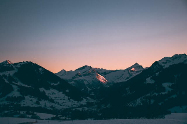 tramonto sulle montagne